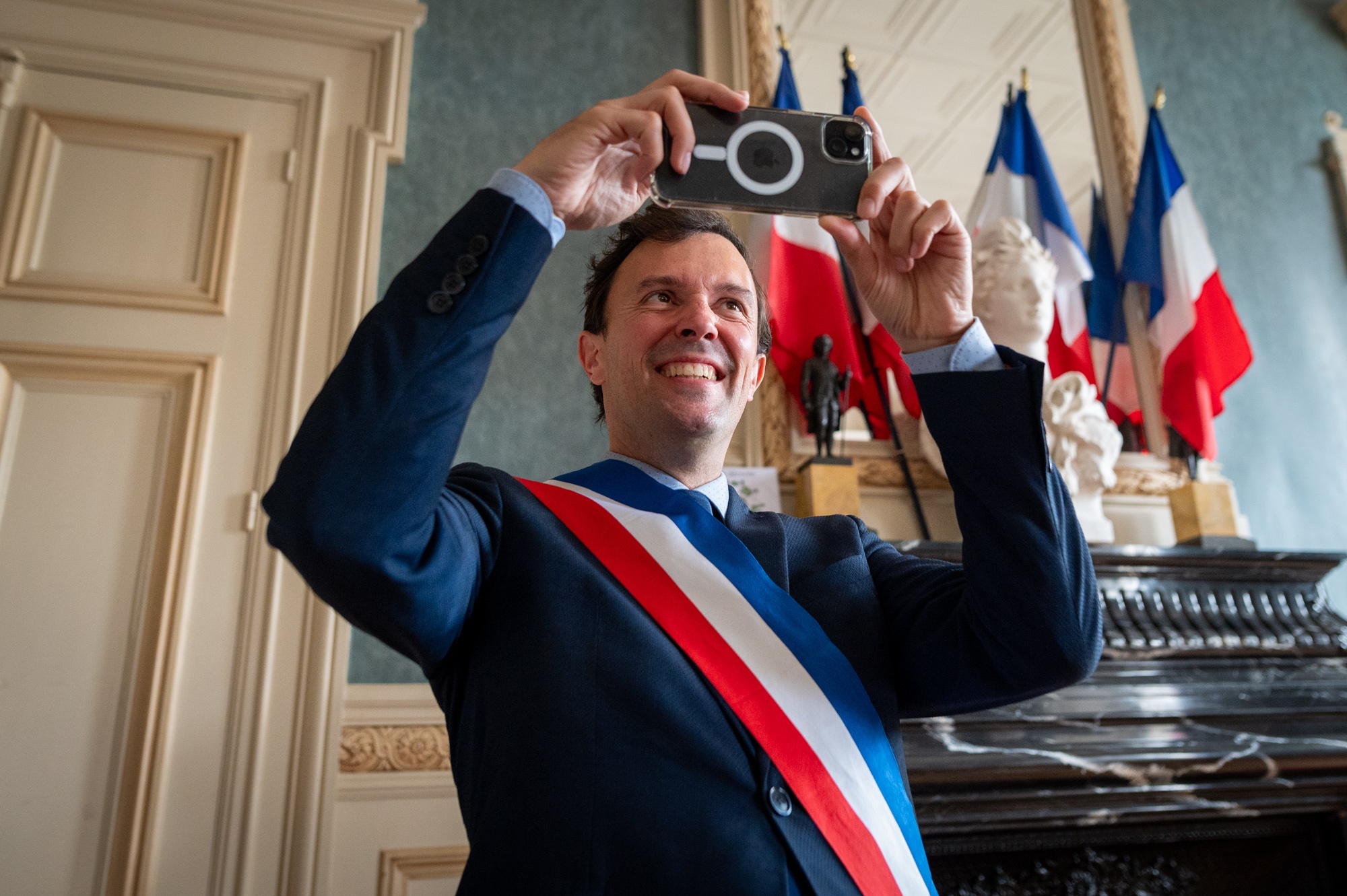 Photographe mariage Châteaudun - Le maire de la ville prenant une photo avec son téléphone portable pendant la cérémonie civile.