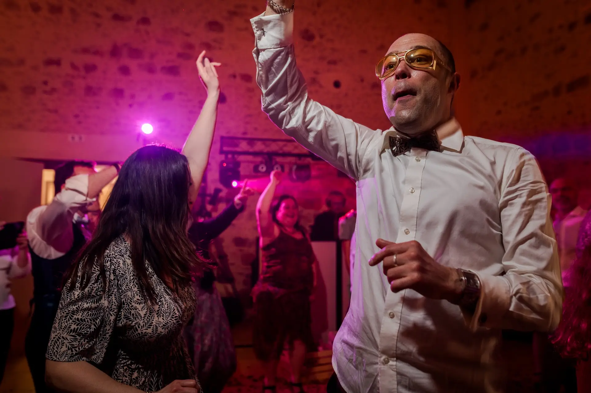 Photographe mariage Domaine de la Thibaudière - Ambiance de fête et invité qui danse avec des lunettes dorées à Faverolles