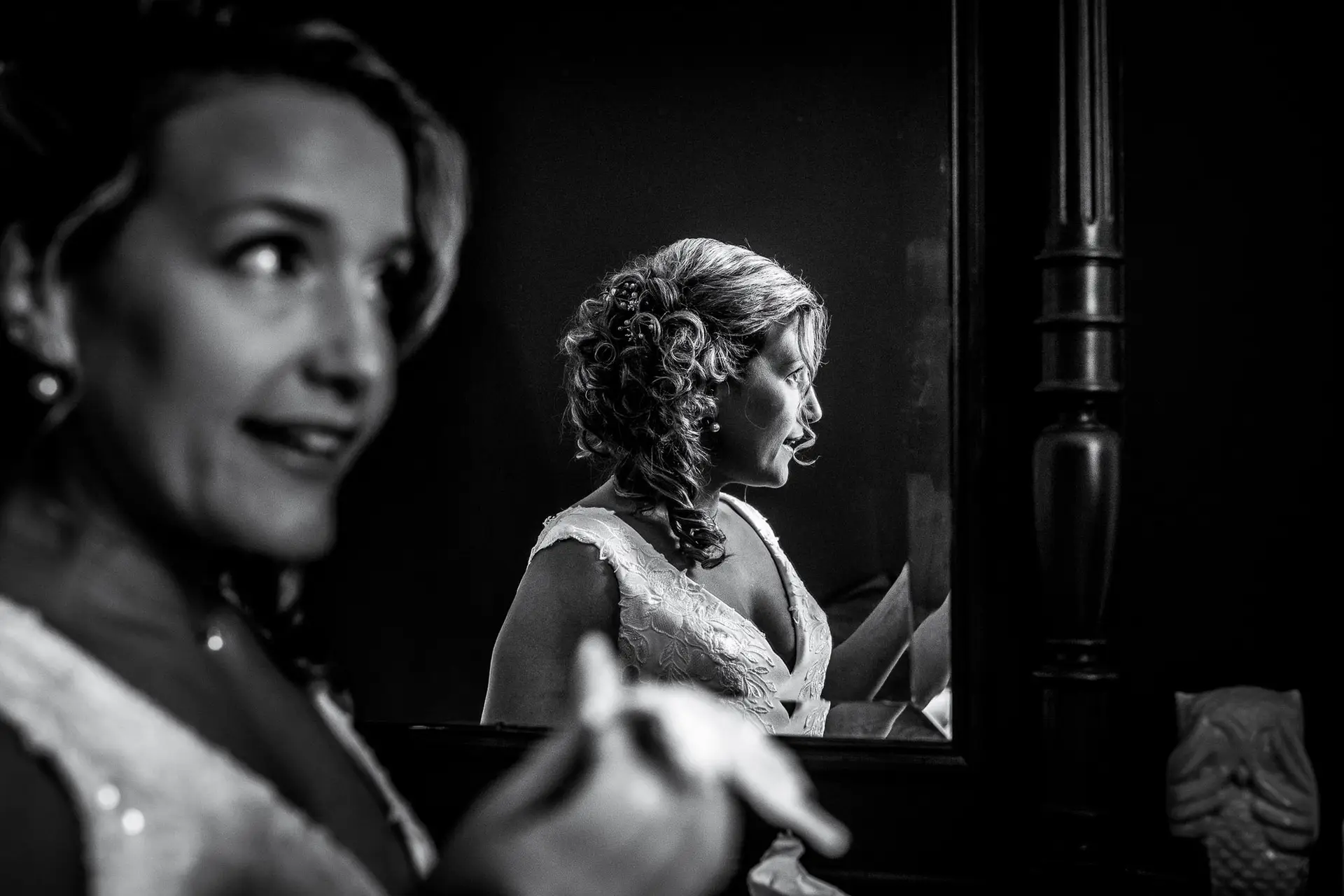 Reflet d'une mariée dans un miroir ancien, photo de mariage en noir et blanc aux contrastes marqués, réalisée par un photographe en Eure-et-Loir.