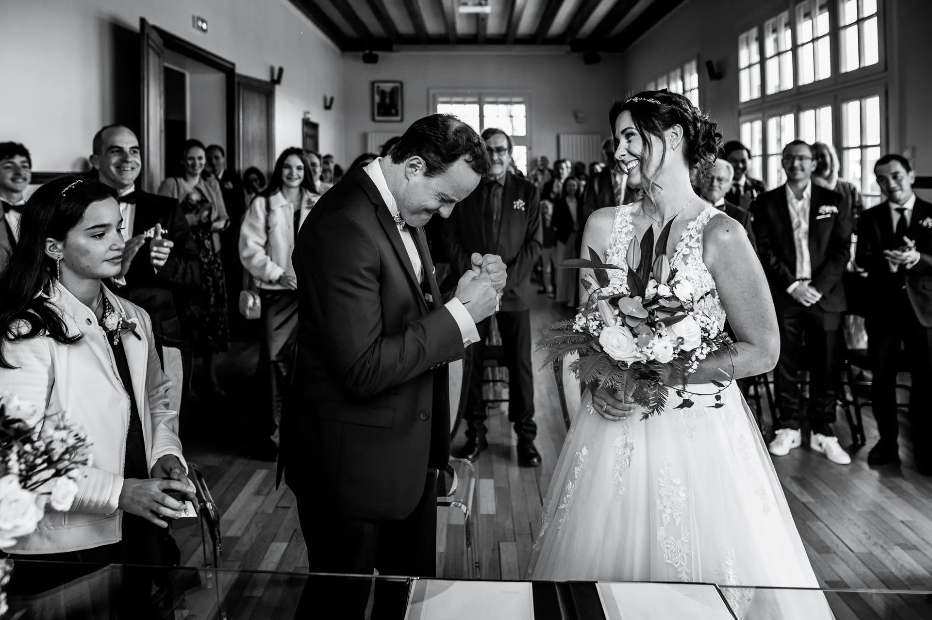 Photographe mariage Vernouillet 78 - Portrait en noir et blanc des mariés se regardant avec émotion lors de leur union à la mairie.
