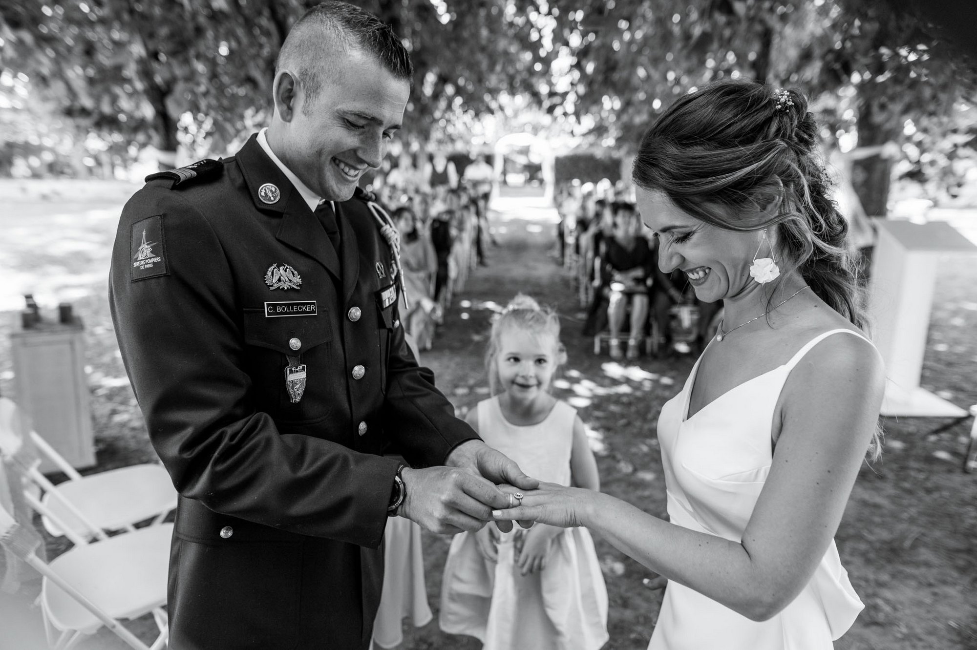 Photographe mariage dans les Yvelines - Échange des alliances lors d'une cérémonie de mariage militaire en noir et blanc