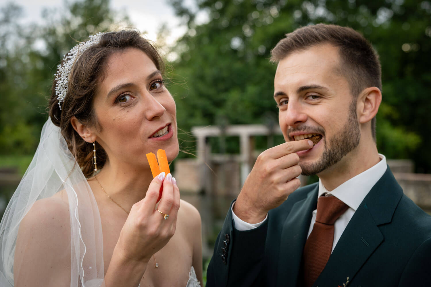 Photo de mariage originale et spontanée d'un couple de mariés, style reportage photojournalistique par Franck Chemin.
