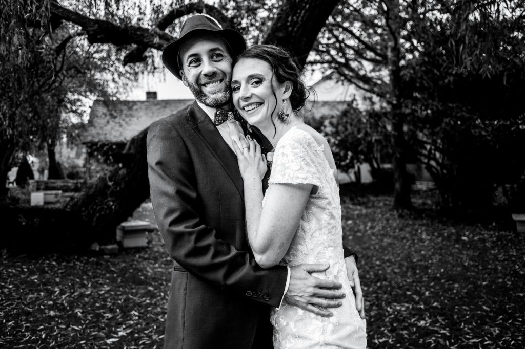 Photographe mariage Longnes - Portrait de couple authentique et souriant en noir et blanc dans les Yvelines (78)